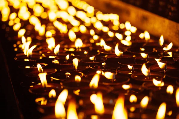 Many candle flames glowing in the dark — Stock Photo, Image