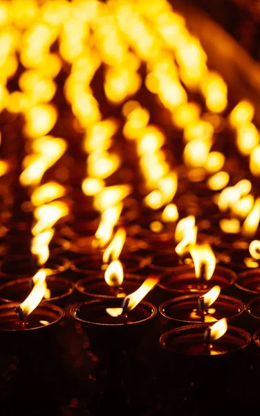 Many candle flames glowing in the dark — Stock Photo, Image