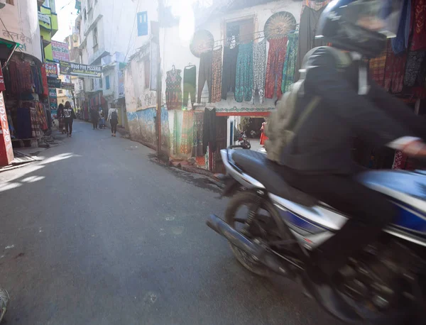 UDAIPUR, ÍNDIA - MARÇO 12, 2017: Shop street view in Udaipur — Fotografia de Stock