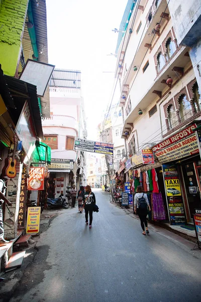 UDAIPUR, INDIA - 12 DE MARZO DE 2017: Tienda vista a la calle en Udaipur — Foto de Stock