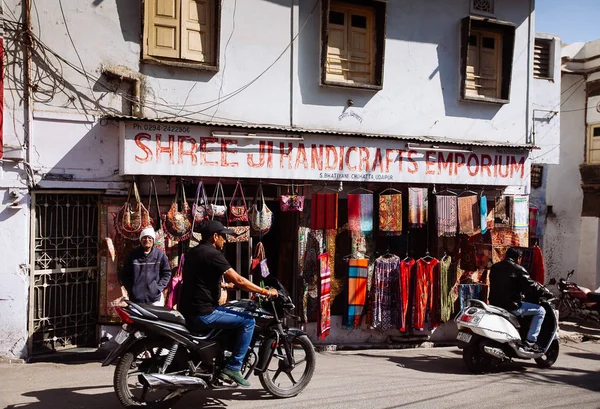 Udaipur, India - 12 maart 2017: De mening van de straat in Udaipur — Stockfoto