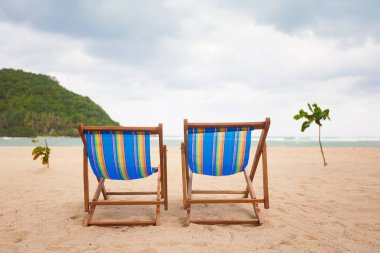 strandstoelen op zee
