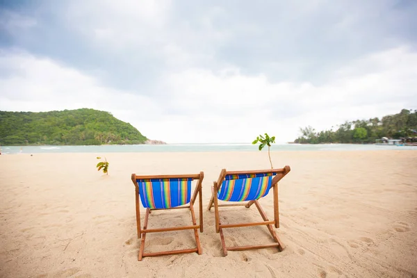 समुद्र के सामने समुद्र तट कुर्सियों — स्टॉक फ़ोटो, इमेज