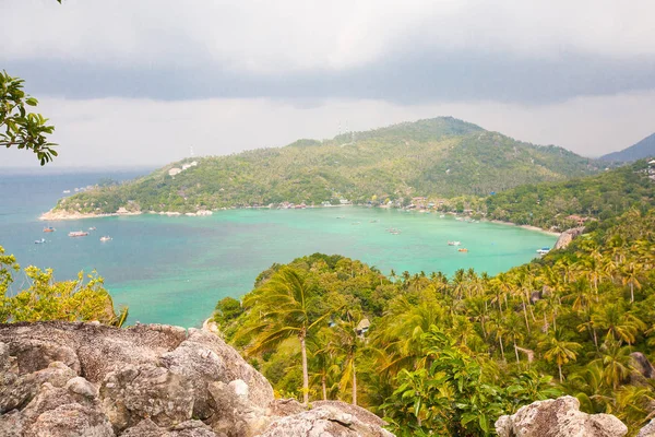 Utsikt over den tropiske øya på stranden – stockfoto