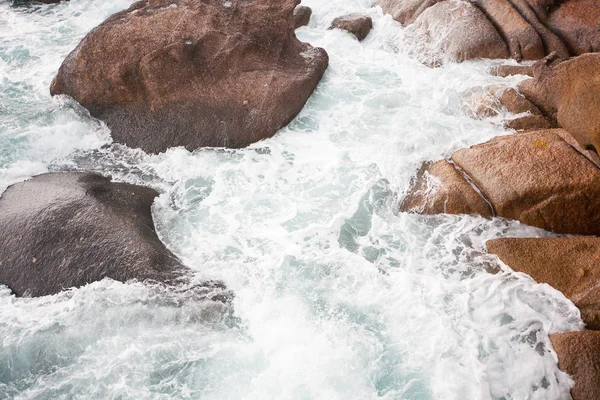 Хвилі падають на скелі на узбережжі — стокове фото