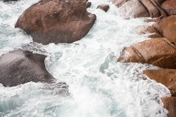 Ondas batendo em rochas na costa — Fotografia de Stock