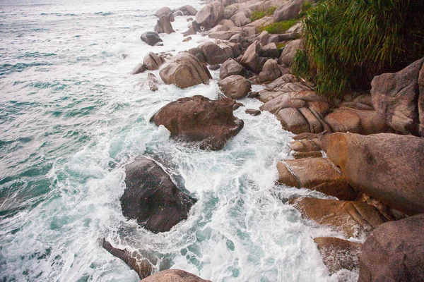 Vågorna kraschar på klipporna vid kusten — Stockfoto