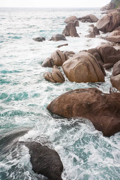 Olas chocando contra rocas en la costa —  Fotos de Stock