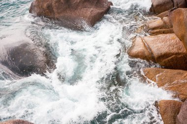 sahilinde kayalar üzerine çökmesini dalgaları