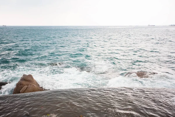 海浪在海岸岩石上猛撞 — 图库照片