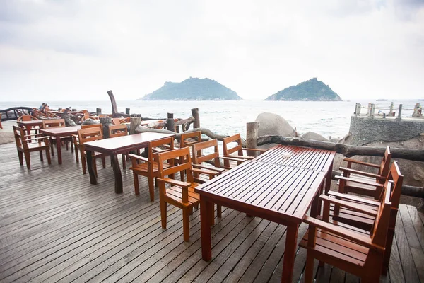 Restaurante en la costa, vista de las olas rompiendo — Foto de Stock