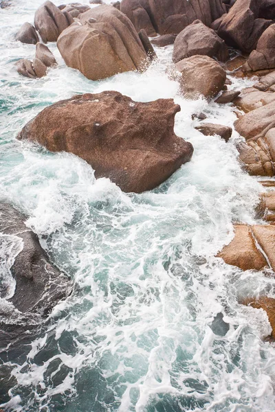 Sahilinde kayalar üzerine çökmesini dalgaları — Stok fotoğraf