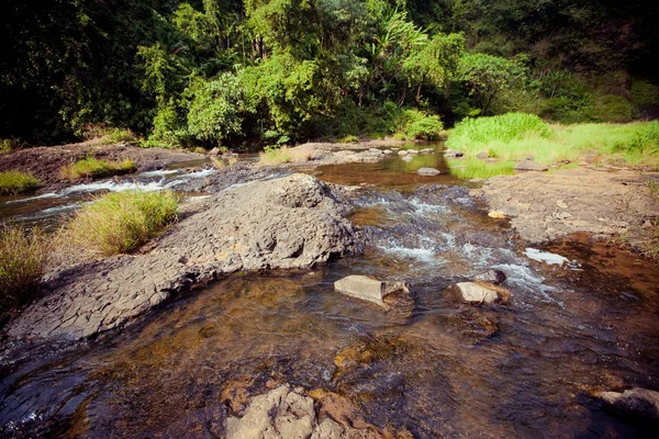 Belle cascade en forêt profonde au Laos — Photo