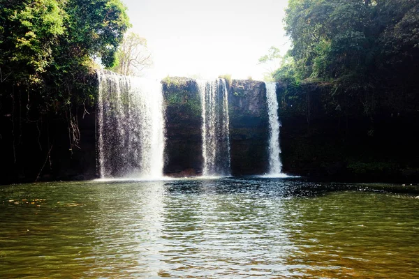 Laos derin orman içinde güzel bir şelale — Stok fotoğraf