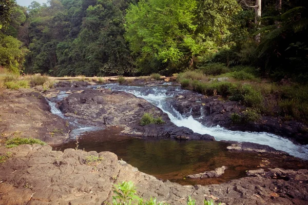 Nádherný vodopád v hlubokém lese v Laosu — Stock fotografie
