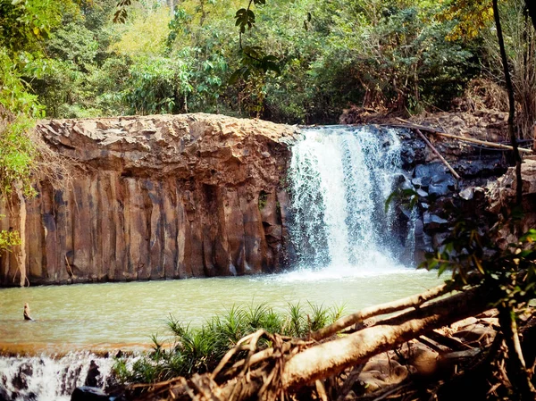 Hermosa cascada en bosque profundo en Laos — Foto de Stock