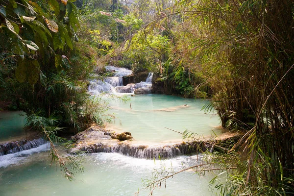 Cascata Kuangsi nella foresta profonda del Laos — Foto Stock