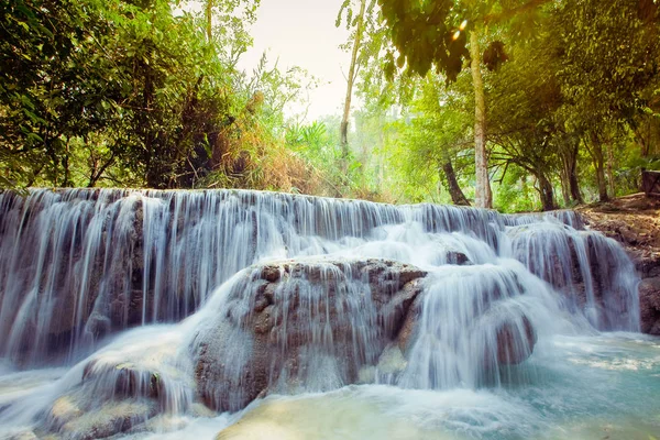 Cascata Kuangsi nella foresta profonda del Laos — Foto Stock