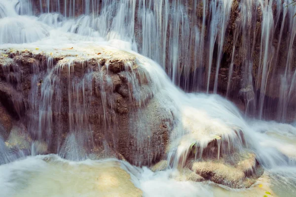 Kuangsi wodospad w głębokim lesie w Laosie — Zdjęcie stockowe