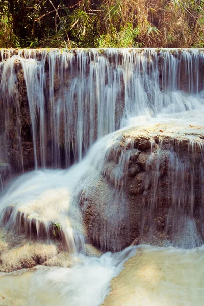 Cascata Kuangsi nella foresta profonda del Laos — Foto Stock