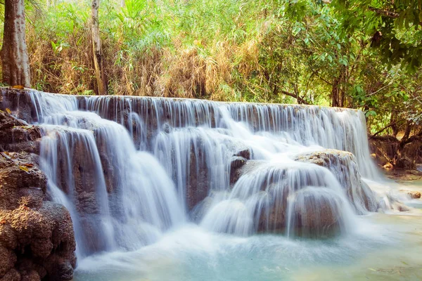 Kuangsi vodopád v hlubokém lese v Laosu — Stock fotografie