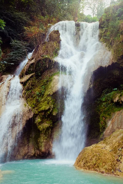 Cascata Kuangsi nella foresta profonda del Laos — Foto Stock