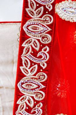 Doku ile kristalleri, rhinestones Hint sari kapatın