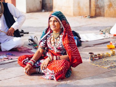 Udaipur, Hindistan - 12 Ocak 2017: Satıcı kadın bilezik satıyor 