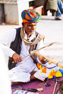 Udaipur, Hindistan - 12 Ocak 2017: geleneksel oynarken müzisyen