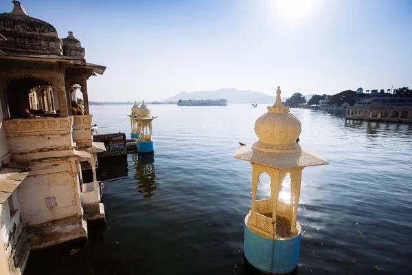 El majestuoso lago Pichola, destino turístico en Rajastán, Udai —  Fotos de Stock