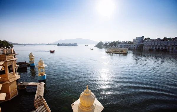 El majestuoso lago Pichola, destino turístico en Rajastán, Udai —  Fotos de Stock