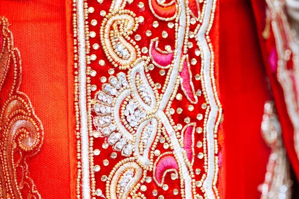 Nahaufnahme Textur des indischen Saris mit Kristallen, Strass — Stockfoto