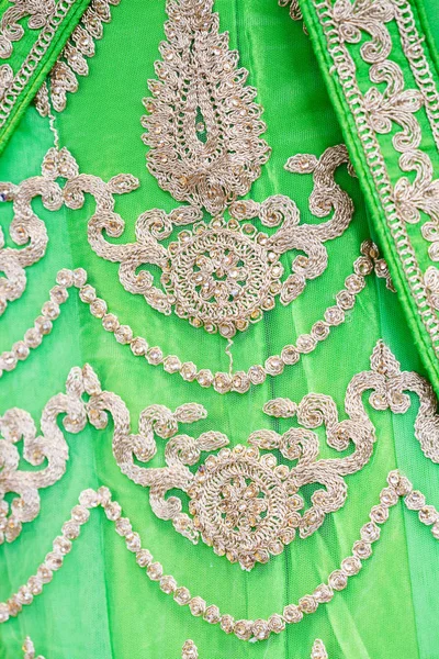 Textura de cerca de sari indio con cristales, pedrería — Foto de Stock