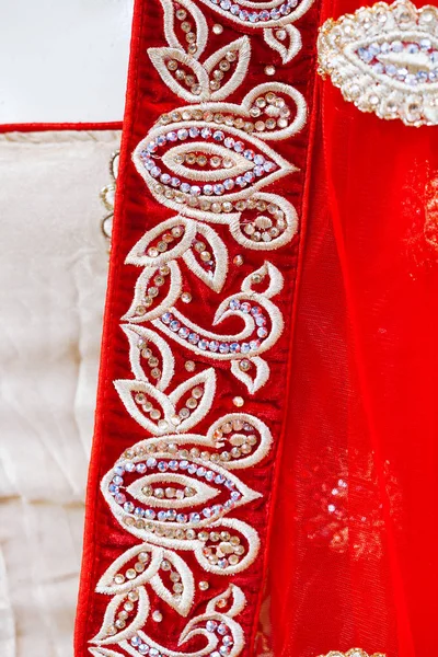 Close-up van de textuur van Indiase sari met kristallen, steentjes — Stockfoto