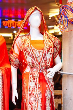 Varanasi, Hindistan-Ocak 25: moda sarı giyinmiş mankenler ben