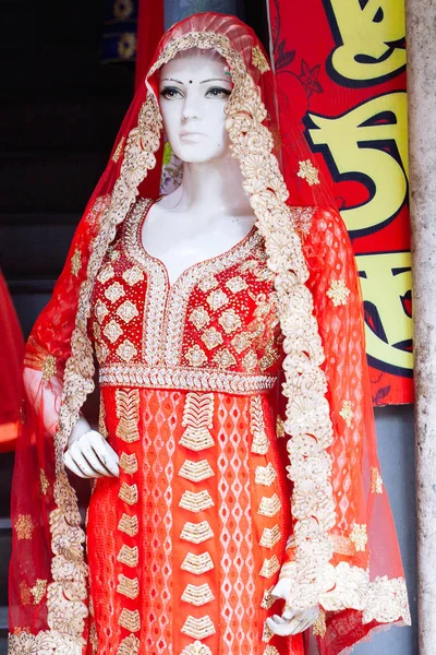 Varanasi, India-január 25: Mannequins öltözött divat sari én — Stock Fotó