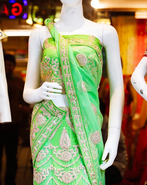 VARANASI, INDIA-ENERO 25: Maniquíes vestidos con sari de moda i —  Fotos de Stock