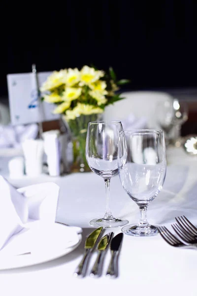 Накрытый стол для вечеринки или свадьбы — стоковое фото