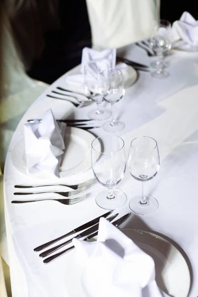 Накрытый стол для вечеринки или свадьбы — стоковое фото