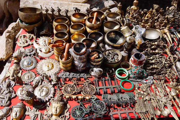 Souvenirs ofrecidos en un mercado, Katmandú, Nepal — Foto de Stock