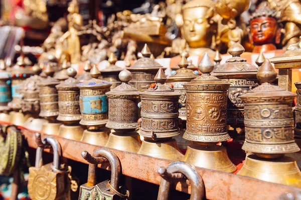 Souvenirs ofrecidos en un mercado, Katmandú, Nepal — Foto de Stock