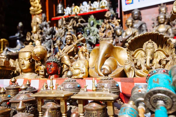 Lembranças oferecidas em um mercado, Kathmandu, Nepal — Fotografia de Stock