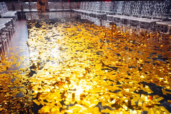 Golden confetti With Sparkling Glitter in fashion exhibition pod — Stock Photo, Image