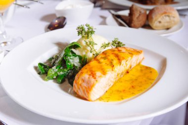 Izgara somon Steak ıspanaklı, püre patates, salamura