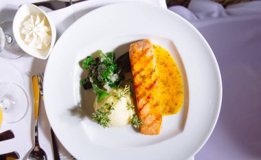 Izgara somon Steak ıspanaklı, püre patates, salamura