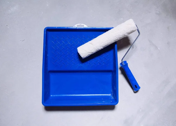 Cubo vacío de pintura y una bandeja de pintura con rodillo de pincel — Foto de Stock