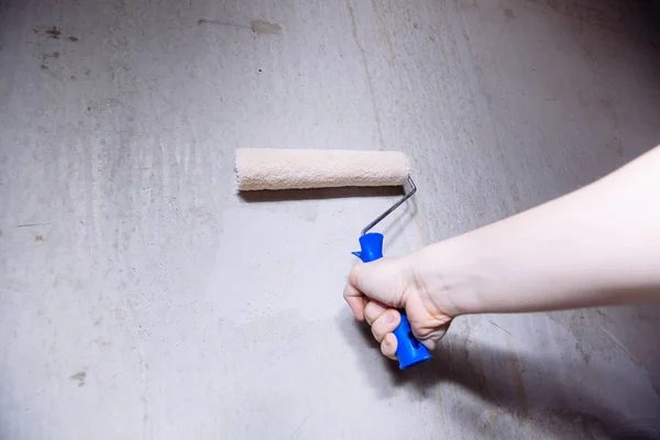 Nahaufnahme von Menschenhänden während der Arbeit mit einem Farbroller — Stockfoto