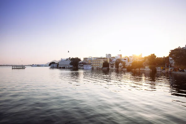 Arquitetura indiana em Udaipur Rajasthan. Vista panorâmica de Pich — Fotografia de Stock