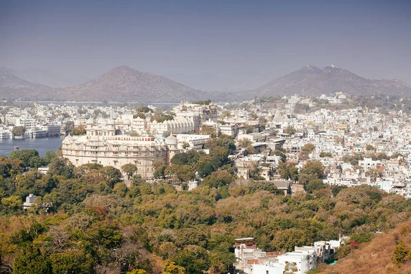 Πόλης παλάτι και επιχειρηματίας λίμνη σε udaipur, Ρατζαστάν, Ινδία — Φωτογραφία Αρχείου