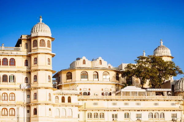 Palacio de la ciudad y lago Pichola en Udaipur, Rajastán, India —  Fotos de Stock